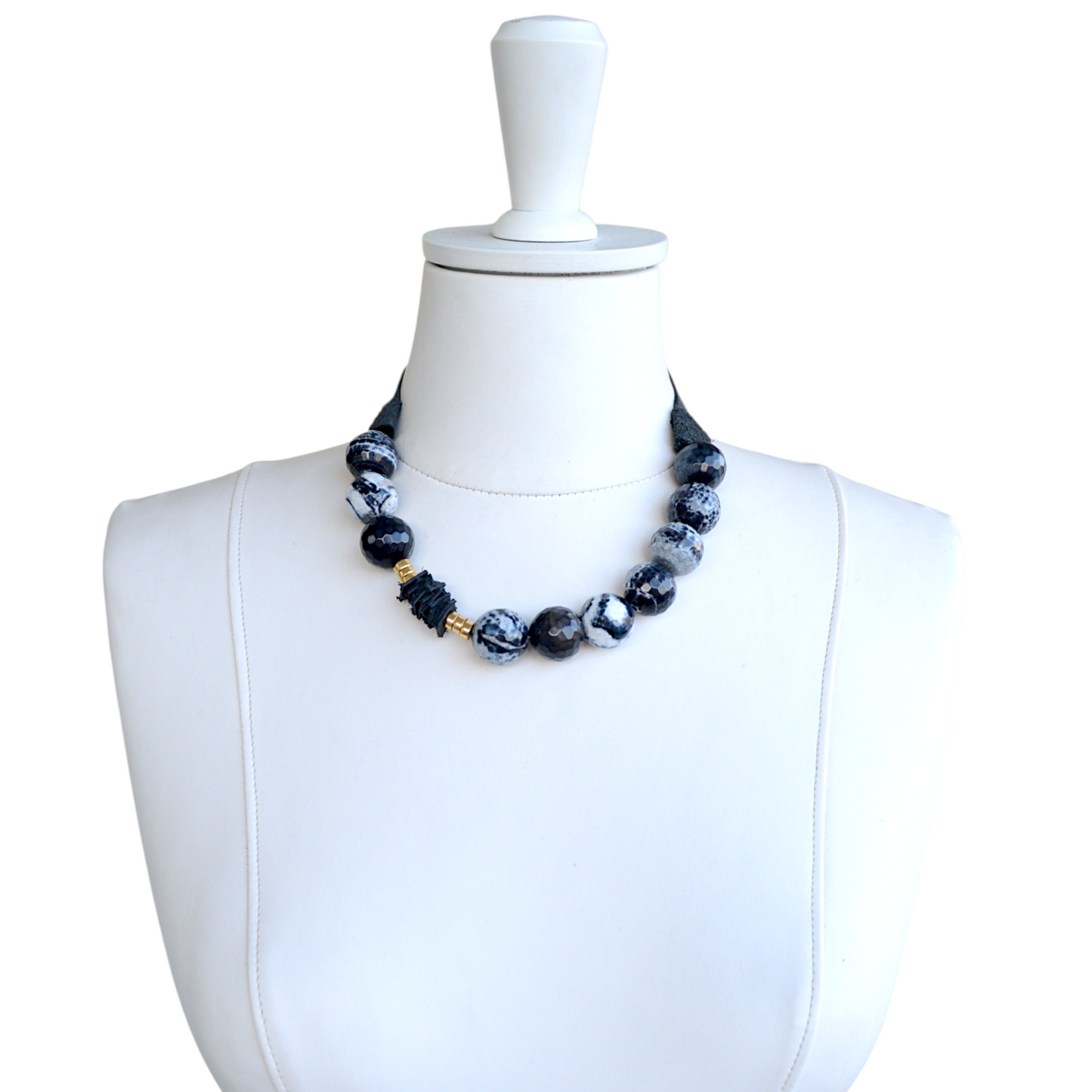 Akik Taşlı Siyah Deri Kolye