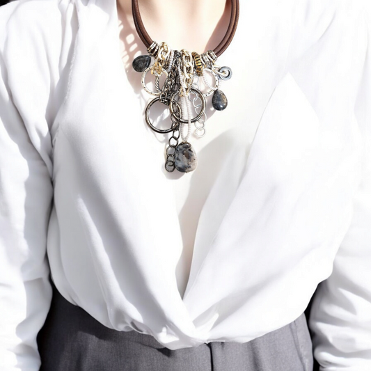 Acı Kahverengi Derili Metal Kolye