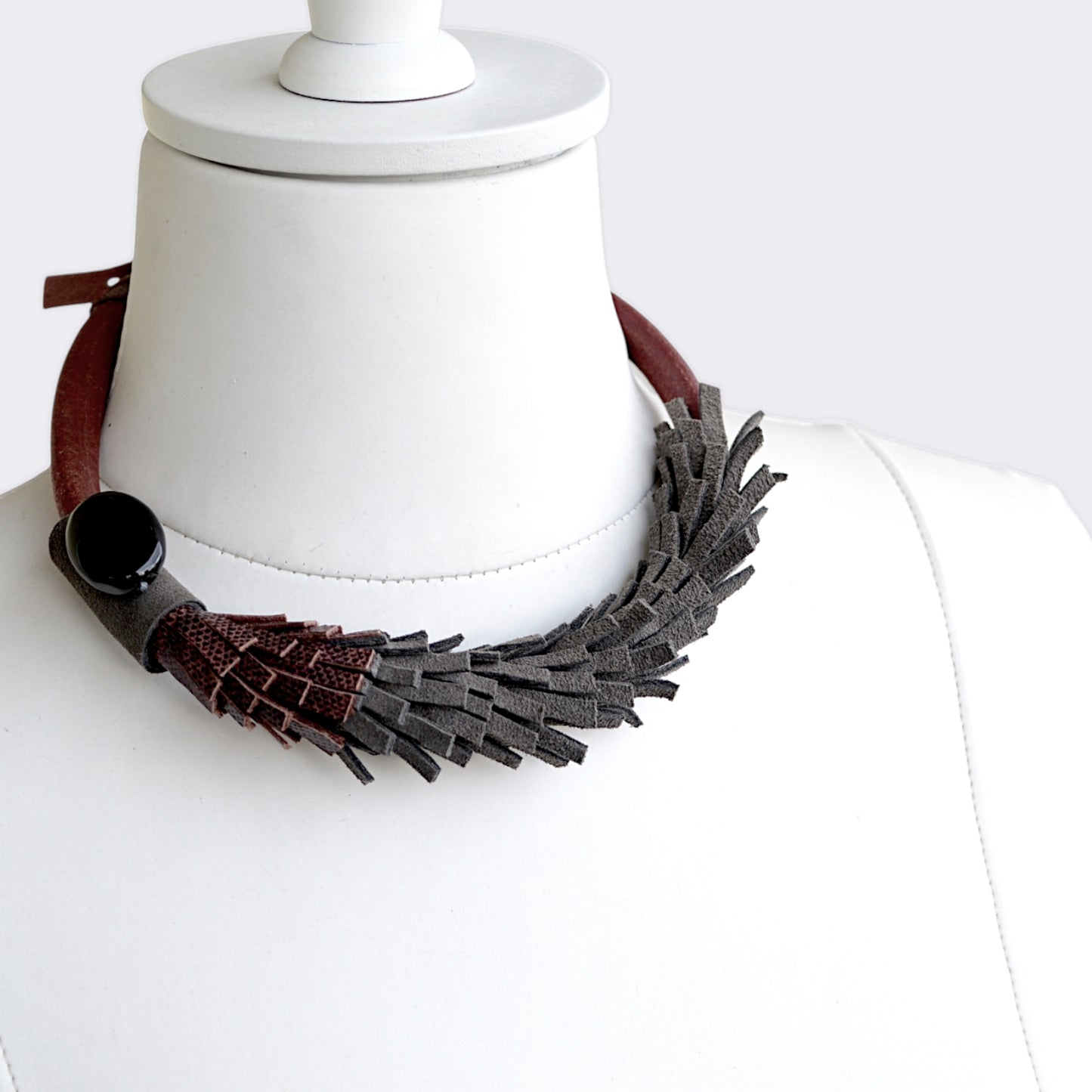 Oniks Taşlı Bordo Deri Kolye