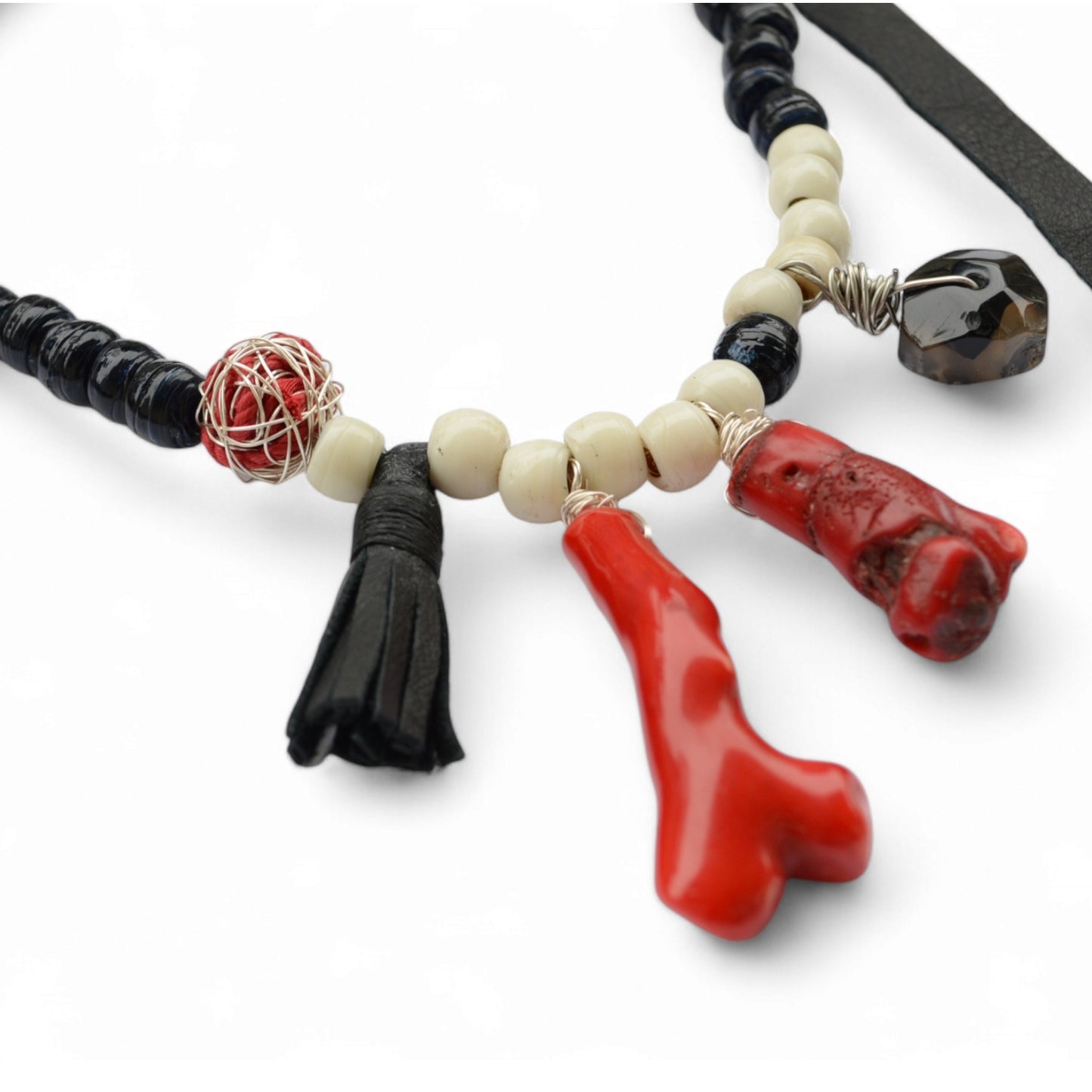 Mercan Taşlı Deri Kolye