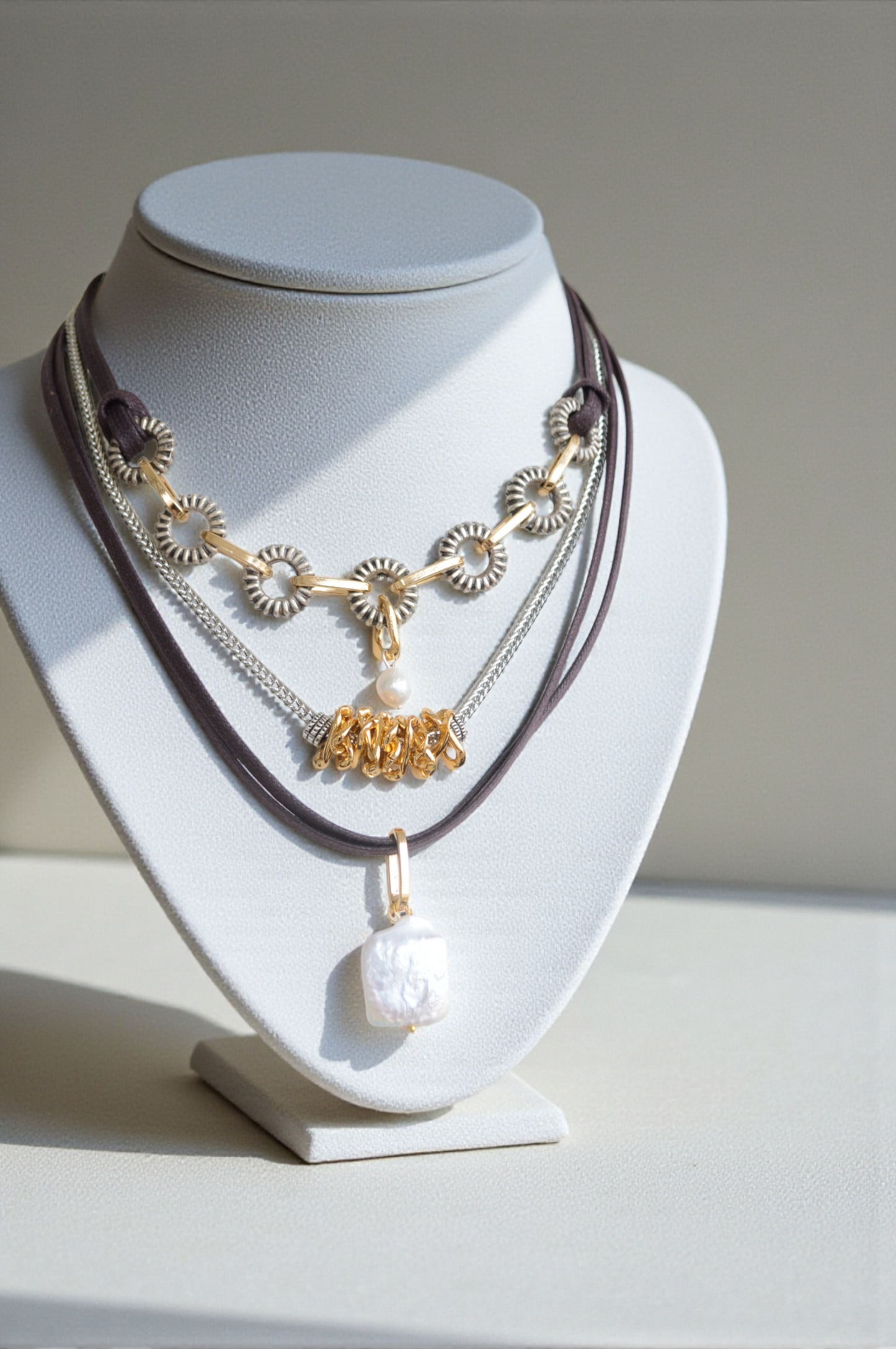 İnci Detaylı Kahverengi İp Kolye