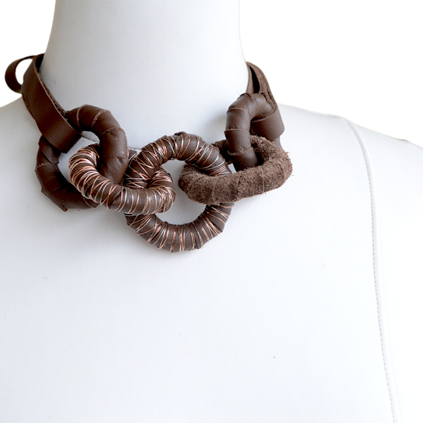 Tel Detaylı Kahverengi Deri Kolye