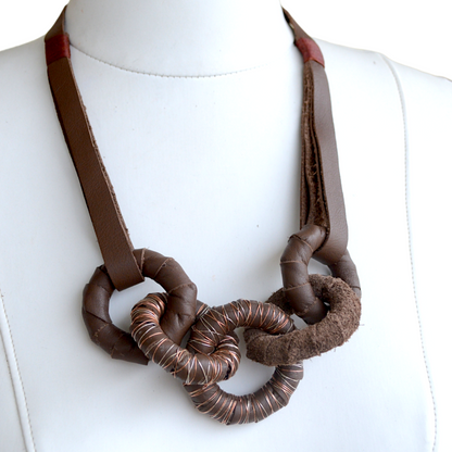 Tel Detaylı Kahverengi Deri Kolye