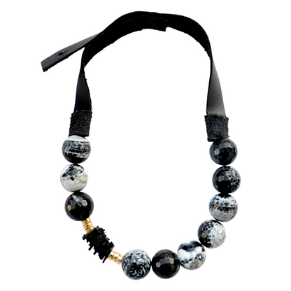 Akik Taşlı Siyah Deri Kolye