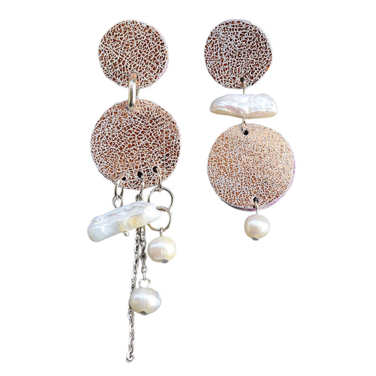 Metalik Derili ve İncili Asimetrik Küpe