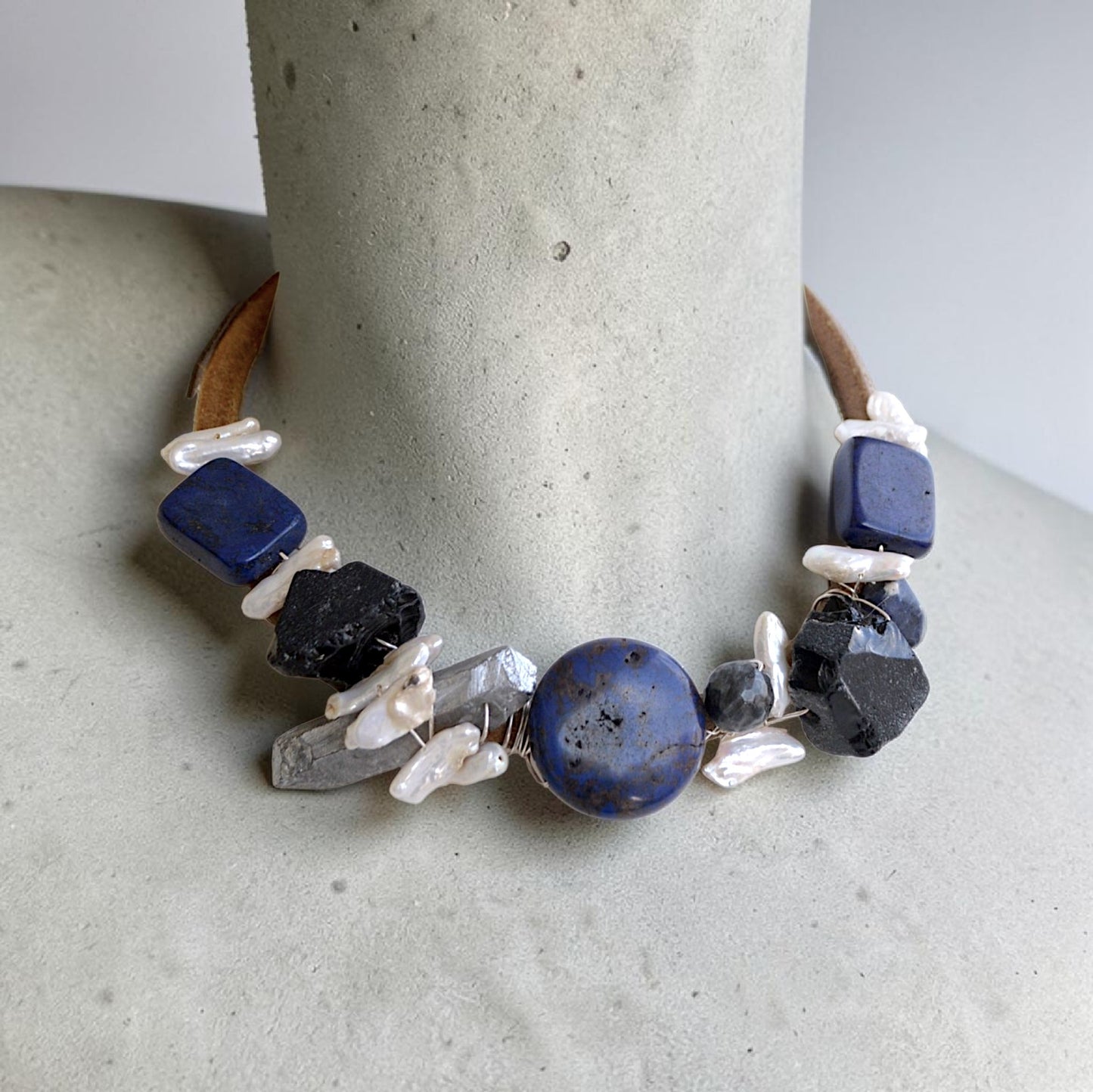 İnci ve Lapis Lazuli Taşlı Deri Kolye