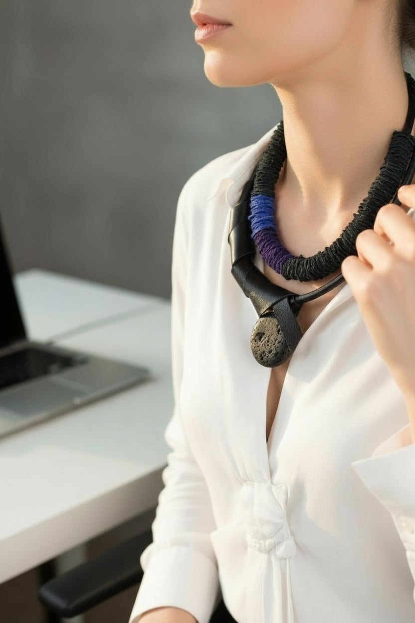 Lav Taşlı Siyah Deri Kolye