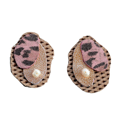 İnci Detaylı Leopar Desenli Deri Küpe